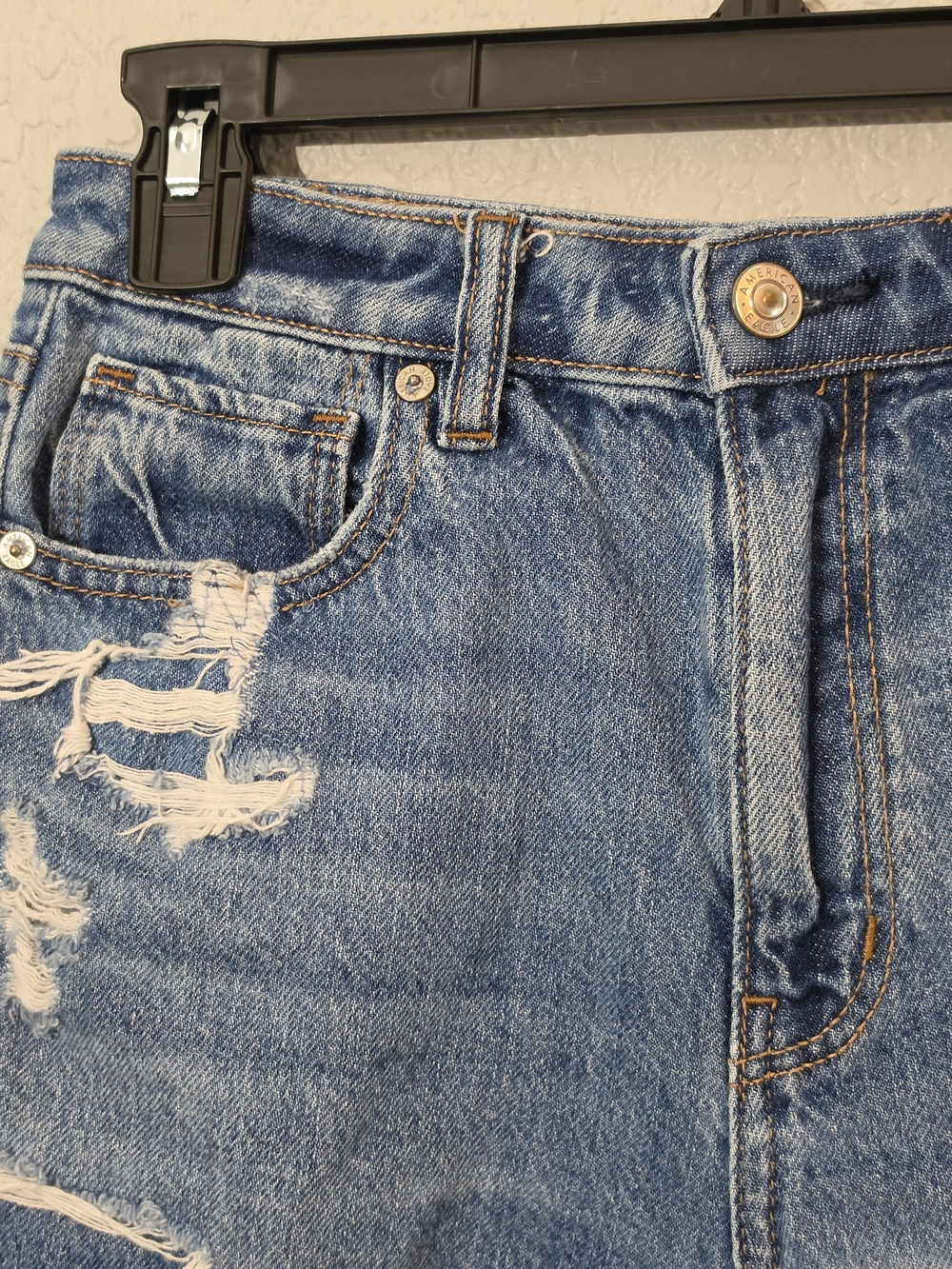 American Eagle Distressed Mom Short Medium Wash Denim Cutoff Womens Size 2 - Picture 3 of 9